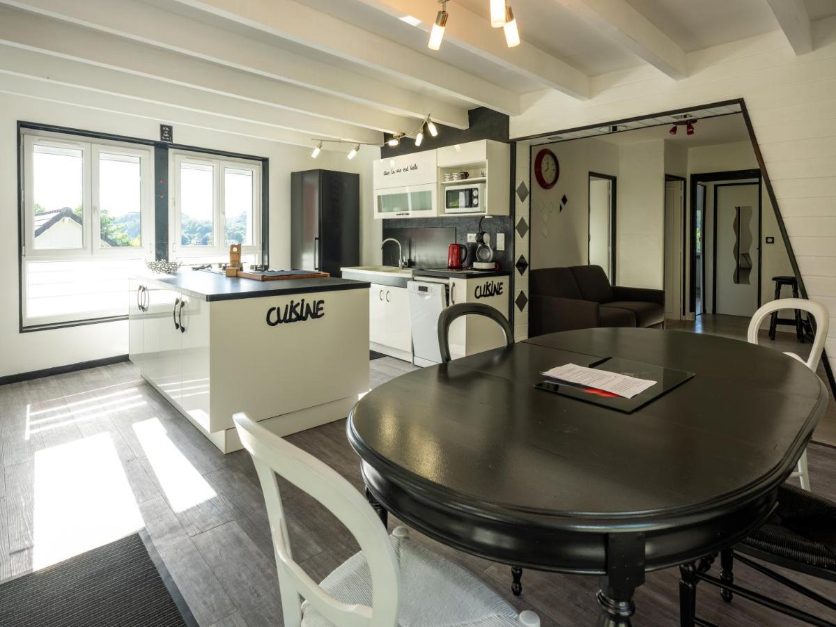 Villa Stunning 4-Bed House In La Bourboule Exterior foto
